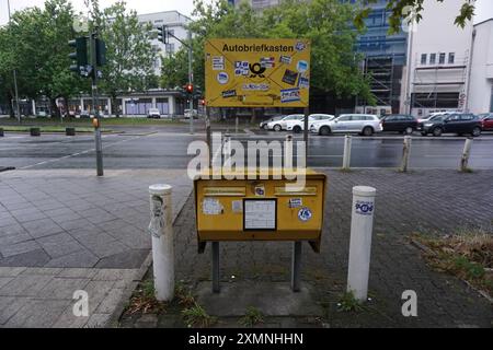 Berlin, Deutschland. Juli 2024. Fahrer in Berlin können Briefe direkt von ihrem Auto aus versenden, was durch spezielle Briefkästen möglich ist, wie in Berlin, Deutschland, 24. Juli 2024, zur Straße hin ausgerichtet. Von dem früheren Plan für ein Netz von Postfächern in der Metropole sind nur noch drei übrig. Quelle: Ales Zapotocky/CTK Photo/Alamy Live News Stockfoto