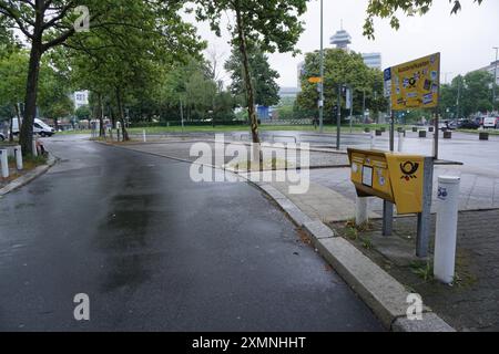 Berlin, Deutschland. Juli 2024. Fahrer in Berlin können Briefe direkt von ihrem Auto aus versenden, was durch spezielle Briefkästen möglich ist, wie in Berlin, Deutschland, 24. Juli 2024, zur Straße hin ausgerichtet. Von dem früheren Plan für ein Netz von Postfächern in der Metropole sind nur noch drei übrig. Quelle: Ales Zapotocky/CTK Photo/Alamy Live News Stockfoto