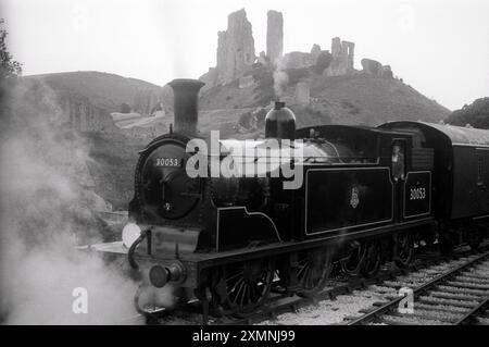 Drummond M7 Klasse 0-4-4T Zug in Corfe Castle an der Swanage Railway, Dorset 30 Juni 1995 Bild von Roger Bamber Stockfoto