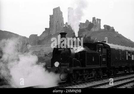 Drummond M7 Klasse 0-4-4T Zug in Corfe Castle an der Swanage Railway, Dorset 30 Juni 1995 Bild von Roger Bamber Stockfoto