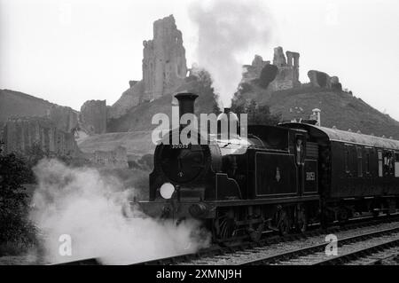 Drummond M7 Klasse 0-4-4T Zug in Corfe Castle an der Swanage Railway, Dorset 30 Juni 1995 Bild von Roger Bamber Stockfoto