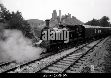 Drummond M7 Klasse 0-4-4T Zug in Corfe Castle an der Swanage Railway, Dorset 30 Juni 1995 Bild von Roger Bamber Stockfoto