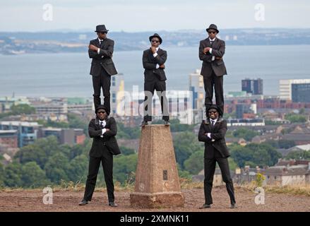 Calton Hill, Edinburgh, Schottland, Großbritannien. 29. Juli 2024. Black Blues Brothers EdFringe Photocall. Die fantastischen Black Blues Brothers zeigen ihre sportlichen Fähigkeiten mit Tricks, Flips mit der Architektur der Stadt Edinburgh dahinter. Das vierte und letzte Mal, dass die Gruppe die Show zum Edinburgh Fringe Festival bringt. Quelle: Arch White/Alamy Live News. Stockfoto