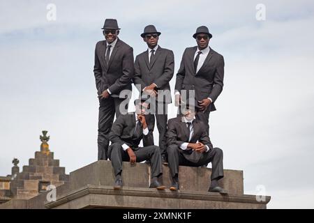 Calton Hill, Edinburgh, Schottland, Großbritannien. 29. Juli 2024. Black Blues Brothers EdFringe Photocall. Die fantastischen Black Blues Brothers zeigen ihre sportlichen Fähigkeiten mit Tricks, Flips mit der Architektur der Stadt Edinburgh dahinter. Das vierte und letzte Mal, dass die Gruppe die Show zum Edinburgh Fringe Festival bringt. Quelle: Arch White/Alamy Live News. Stockfoto