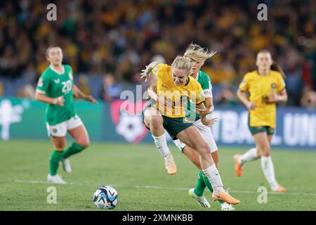 Ellie CARPENTER (21) aus Australien tritt bei der FIFA Frauen-Weltmeisterschaft Australien und Neuseeland um den Ball gegen Katie McCabe (11) aus Irland an Stockfoto