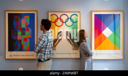 Shapero Modern, London, Großbritannien. Juli 2024. Shapero Modern zeigt bis Ende August in seiner Galerie Maddox Street ein vollständiges Set der Plakate der Olympischen Sommerspiele 1972, die vom Olympischen Komitee in Auftrag gegeben wurden. Von links nach rechts (Künstler): Victor Vasarely; allen Jones; Max Bill. Quelle: Malcolm Park/Alamy Live News Stockfoto