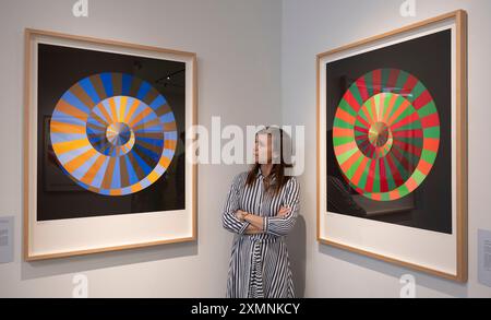 Shapero Modern, London, Großbritannien. Juli 2024. Shapero Modern zeigt bis Ende August in seiner Galerie Maddox Street ein vollständiges Set der Plakate der Olympischen Sommerspiele 1972, die vom Olympischen Komitee in Auftrag gegeben wurden. Zwei weitere Drucke von Victor Vasarely basieren auf dem Logo der Münchner Olympischen Spiele von 1972. Quelle: Malcolm Park/Alamy Live News Stockfoto