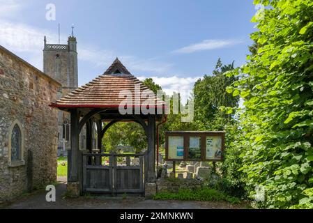 Das Lychgate an der Kirche St. Johannes des Täufers im ländlichen Dorf Churchill, North Somerset, England. Stockfoto