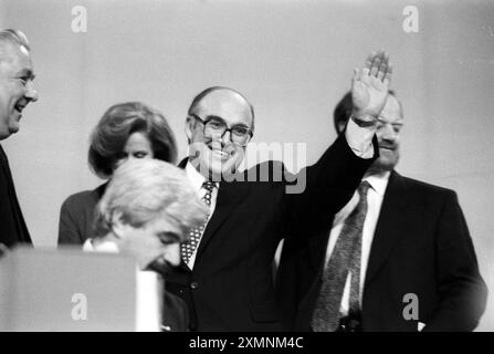 Labour Party Conference Brighton John Smith, Vorsitzender der Labour Party , seine Frau Elizabeth , hinter Robin Cook 29 September 1993 Bild von Roger Bamber Stockfoto