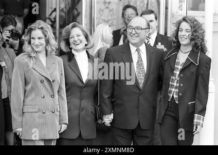 Labour Leader John Smith mit seiner Frau Elizabeth und seinen Töchtern Jane , Left and Sarah , Right at Labour Party Conference , Brighton 28 September 1993 Bild von Roger Bamber Stockfoto