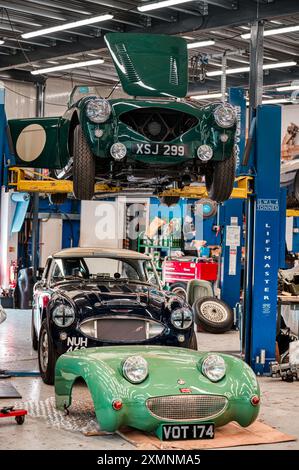 Austin Healey Cars in der Werkstatt für Reparaturen und Restaurierungen, Bill Rawles Classic Cars, Ropley, Hampshire, Großbritannien Stockfoto