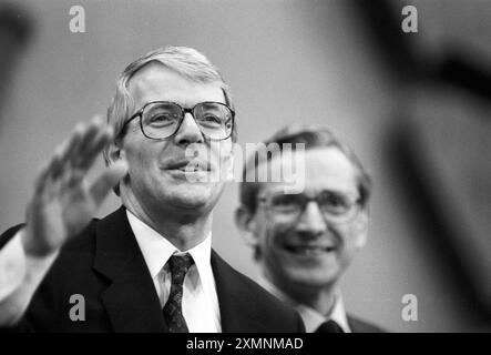 Premierminister John Major bei der Konservativen Partei-Konferenz in Brighton mit Norman Fowler hinter dem 9. Oktober 1992 Bild von Roger Bamber Stockfoto