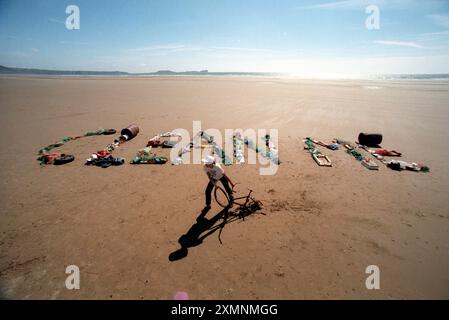 Susannah Hickling , Readers Digest Environment Editor , schreibt eine einfache " Clean Me " Nachricht aus dem Müll, der in 500 Metern an einem der 250 Strände gesammelt wurde , die Freiwillige für den Start der " Beachwatch 98 " Clean Beach Kampagne anvisieren . Im vergangenen Jahr sammelten über 2.400 Freiwillige insgesamt 262.349 Einstreu, darunter 4.243 Fischernetze, 8064 Getränkedosen, 1.153 Öl- und Reinigungsbehälter sowie 17.053 süße und knusprige Pakete. Das Schild „Clean Beach“ ist aus alten Fahrrädern, Fischernetzen, Ölfässern, Autoreifen, Plastikflaschen, tote Vögel, Farbdosen und eine Vielzahl von Abfällen Stockfoto