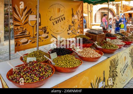 Oliven und Knoblauch, Street Market, Sarlat-la-Caneda, Nouvelle Aquitaine, Frankreich Stockfoto