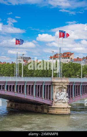 Lyon, Frankreich. 06/11/2024. Die Kopie des Originals von Nicolas Coustou ziert einen Stapel der Lafayette-Brücke in der Rhone Stockfoto