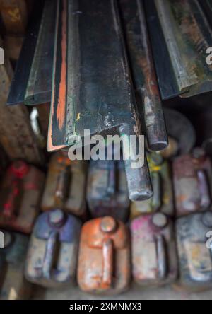 Siebdruckwerkzeuge in einer Werkstatt, Dhaka Division, Rupganj, Bangladesch Stockfoto