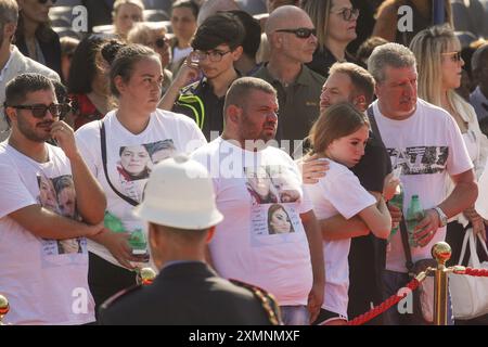 In Scampia Piazza San Giovanni Paolo II. Werden die Beerdigungen der drei Opfer des Sturzes des Balkons im himmlischen Segel von Scampia Secondigliano von Erzbischof Don Mimmo Battaglia gefeiert. Stockfoto