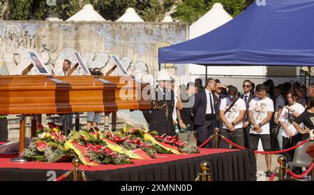 In Scampia Piazza San Giovanni Paolo II. Wird die Beerdigung der drei Opfer des Sturzes des Balkons im himmlischen Segel von Scampia Secondigliano von Erzbischof Don Mimmo Battaglia gefeiert. Stockfoto