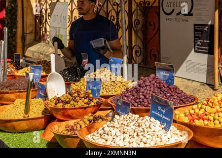 Oliven und Knoblauch, Street Market, Sarlat-la-Caneda, Nouvelle Aquitaine, Frankreich Stockfoto