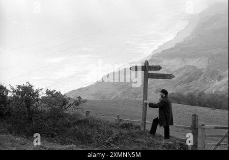 Im Kampf um den National Trust, um Golden Cap, Dorset, vor massiven Straßenentwicklungen zu retten. In diesem Fall wird vorgeschlagen, dass die Dörfer Morecombelake und Chideock Umgehungen benötigen und die A35 in eine zweispurige Straße umgebaut werden sollte. PIC zeigt den Direktor des National Trust George Elliott am Klippenrand bei Golden Cap. 27. April 1994 Bild von Roger Bamber Stockfoto