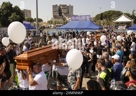 In Scampia Piazza San Giovanni Paolo II. Wird die Beerdigung der drei Opfer des Sturzes des Balkons im himmlischen Segel von Scampia Secondigliano von Erzbischof Don Mimmo Battaglia gefeiert. Stockfoto