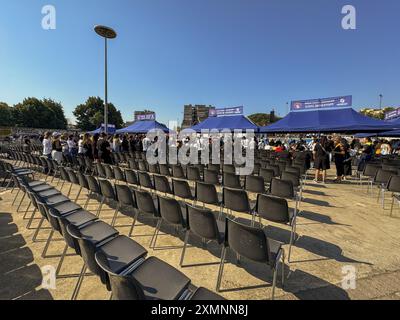 In Scampia Piazza San Giovanni Paolo II. Werden die Beerdigungen der drei Opfer des Sturzes des Balkons im himmlischen Segel von Scampia Secondigliano von Erzbischof Don Mimmo Battaglia gefeiert. Stockfoto