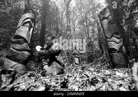 Holzausdrücke des kornischen Künstlers Tom Leaper verleihen seinem Gesicht den letzten Schliff Skulpturen aus Buchen, die 1990 in den Stürmen niedergeblasen wurden, um Teil eines Umfeldes für Schüler durch die Wälder rund um das Cotehele House des National Trust in der Nähe von Calstock zu sein. Cornwall 14. Mai 1991 Bild von Roger Bamber Stockfoto