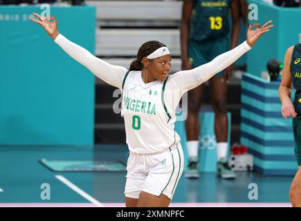 LILLE, FRANKREICH - 29. JULI: Amy Okonkwo aus Nigeria feiert 2024 am 29. Juli 2024 im Stade Pierre Mauroy in Lille, Frankreich, das Spiel der Frauen-Basketball-Gruppe Phase B zwischen dem Team Nigeria und dem Team Australia. © diebilderwelt / Alamy Live News Stockfoto