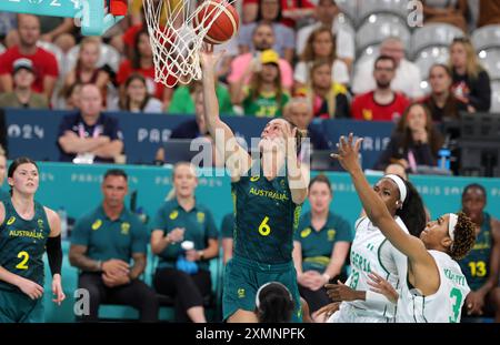 LILLE, FRANKREICH - 29. JULI: Steph Talbot aus Australien das Spiel der Frauen-Basketball-Gruppe Phase-B zwischen dem Team Nigeria und dem Team Australia am dritten Tag der Olympischen Spiele Paris 2024 im Stade Pierre Mauroy am 29. Juli 2024 in Lille, Frankreich. © diebilderwelt / Alamy Live News Stockfoto