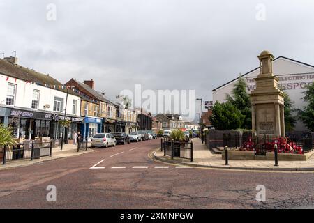 Spennymoor, County Durham, Großbritannien. Ein Blick auf Cheapside in der Stadt mit lokalen Unternehmen, dem Kriegsdenkmal und einem Wetherspoons Pub. Stockfoto