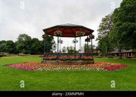 Spennymoor, County Durham, Großbritannien. Bandstand und Blumenausstellung im Jubilee Park - ein traditioneller viktorianischer Park in der Stadt. Stockfoto