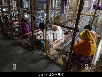 Bangladeschi weben in einer Sari-Fabrik, Dhaka Division, Rupganj, Bangladesch Stockfoto