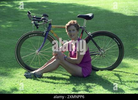 Daphne Belt - eine Eiserne, die mehr als 100 Triathlons absolvierte. Fotografiert im Juni 1998Foto von Roger Bamber das wirklich bemerkenswerte daran war, dass sie nie etwas aus der Ferne sportliches machte, bis sie ihren 50. Geburtstag hatte und beschloss, fit zu werden. Sie ist 59 hier und hat zahlreiche Titel Stockfoto