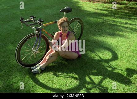 Daphne Belt - eine Eiserne, die mehr als 100 Triathlons absolvierte. Fotografiert im Juni 1998Foto von Roger Bamber das wirklich bemerkenswerte daran war, dass sie nie etwas aus der Ferne sportliches machte, bis sie ihren 50. Geburtstag hatte und beschloss, fit zu werden. Sie ist 59 hier und hat zahlreiche Titel Stockfoto