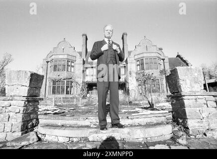 Der dritte Earl Kitchener fotografierte 1996 vor seinem Haus in Chichester, als Premierminister Tony Blair versuchte, erbliche Peers abzuschaffen. Sein Großvater war Lord Kitchener of Khartum, 8. Februar 1996 Bild von Roger Bamber Stockfoto