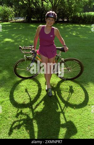 Daphne Belt - eine Eiserne, die mehr als 100 Triathlons absolvierte. Fotografiert im Juni 1998Foto von Roger Bamber das wirklich bemerkenswerte daran war, dass sie nie etwas aus der Ferne sportliches machte, bis sie ihren 50. Geburtstag hatte und beschloss, fit zu werden. Sie ist 59 hier und hat zahlreiche Titel Stockfoto