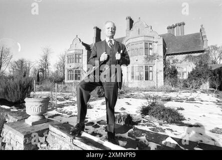 Der dritte Earl Kitchener fotografierte 1996 vor seinem Haus in Chichester, als Premierminister Tony Blair versuchte, erbliche Peers abzuschaffen. Sein Großvater war Lord Kitchener of Khartum, 8. Februar 1996 Bild von Roger Bamber Stockfoto