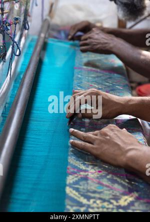 Bangladeschi weben in einer Sari-Fabrik, Dhaka Division, Rupganj, Bangladesch Stockfoto