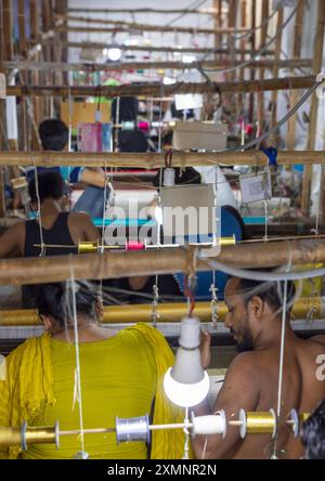 Bangladeschi weben in einer Sari-Fabrik, Dhaka Division, Rupganj, Bangladesch Stockfoto