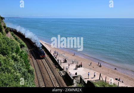 Die LMS-Klasse 5 Nr. 44871 fährt am 28.07.2024 an Teignmouth mit der Royal Duchy-Dampfeisenbahn nach Cornwall vorbei. Stockfoto