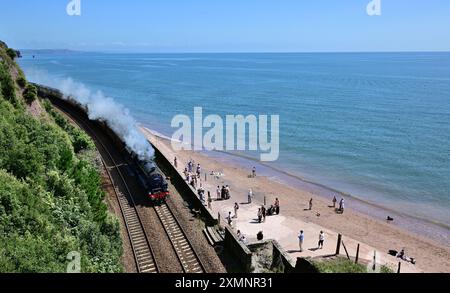 Die LMS-Klasse 5 Nr. 44871 fährt am 28.07.2024 an Teignmouth mit der Royal Duchy-Dampfeisenbahn nach Cornwall vorbei. Stockfoto