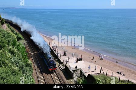 Die LMS-Klasse 5 Nr. 44871 fährt am 28.07.2024 an Teignmouth mit der Royal Duchy-Dampfeisenbahn nach Cornwall vorbei. Stockfoto