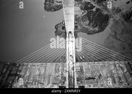 Ein Blick von oben während des Baus der zweiten Brücke über den Fluss Severn am Severn Beach, AvonThere sind 2.434 Viaduktsegmente, die jeder Abschnitt auf einem Pier auf einem Fundament im Flussbett befindet. Die 5,1 km lange Brücke wurde schließlich fertiggestellt und planmäßig im Juni 1996 für mehr als 300 Millionen Pfund eröffnet. 26. August 1993 Bild von Roger Bamber Stockfoto