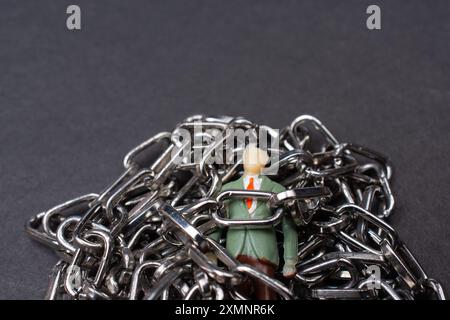 Kleiner kleiner Mann als Gefangene Figur im Blick Stockfoto