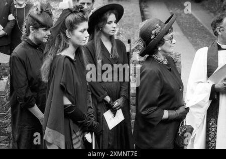 Laurence Oliviers FuneralTamsin Olivier , Julie Kate Olivier , Joan Plowright at St James' Chucrch , Ashurst , Sussex 14 Juli 1989 Bild von Roger Bamber Stockfoto