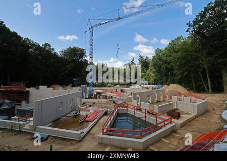Rostock, Deutschland. Juli 2024. Das neue Dichtungsgehäuse des Zoos für Robben und südafrikanische Pelzrobben nimmt Form an und die Muschel nähert sich der Fertigstellung. Der Baukran soll das Gelände Mitte August verlassen. Der Zoo und die 20 beteiligten Unternehmen hoffen, die neue Anlage noch vor Sommer 2025 zu eröffnen. Die Gäste des Zoos können dann einen faszinierenden Unterwasserblick durch Panoramafenster genießen und Ausstellungsbereiche und eine überdachte Besuchergalerie entstehen. Quelle: Bernd Wüstneck/dpa/Alamy Live News Stockfoto
