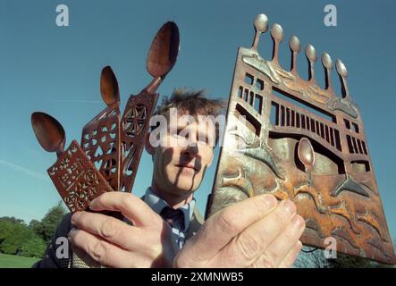 Ein Auktionator inspiziert antike walisische Liebeslöffel zum Verkauf im Sothebys Auktionshaus in Billingshurst West SussexPicture von Roger Bamber Stockfoto