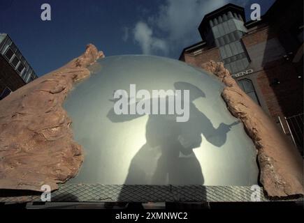 The Rising Universe, auch bekannt als Shelley Fountain, war eine große kinetische Wasserskulptur in Horsham, West Sussex, England. Es wurde von der Bildhauerin Angela Conner geschaffen und 1996 errichtet, um dem 200-jährigen Geburtstag der in der Nähe von Horsham geborenen Dichterin Percy Bysshe Shelley zu gedenken. Conner nannte die Skulptur Cosmic Cycle. Es wurde am 20166. September 1998 von Roger Bamber demontiert Stockfoto