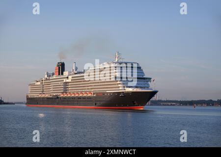 Southampton Großbritannien 28. Juli 2024 - Queen Anne Luxuskreuzschiff auf der Fahrt vom Hafen von Southampton. Cunard Passagierschiff. Stockfoto