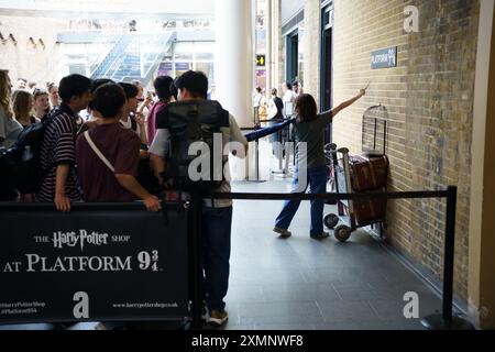 London, Vereinigtes Königreich, 20. juli 2024. Bahnsteig 9 3-4 am Bahnhof King's Cross. Harry Potter Plattform Stockfoto